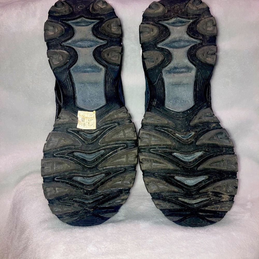 Men’s Skechers size 12 extra wide fit. Like new condition, only worn once.
